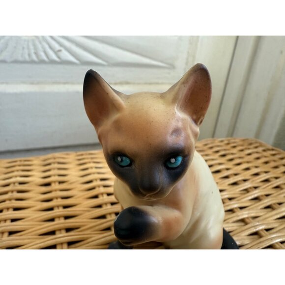 Vintage MCM Lefton Siamese Cat Figurine Cleaning Paw - Picture 3 of 9